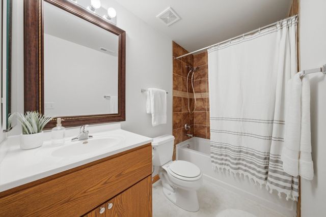 2804 N Southern Hills Drive, Wadsworth, IL 60083