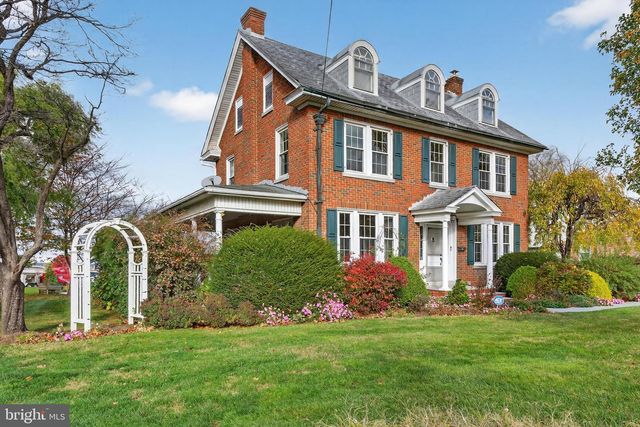 379 E MAIN ST, Leola, PA 17540