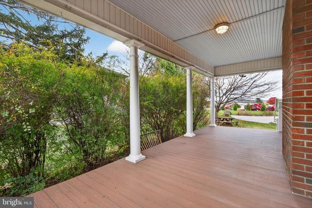 379 E MAIN ST, Leola, PA 17540