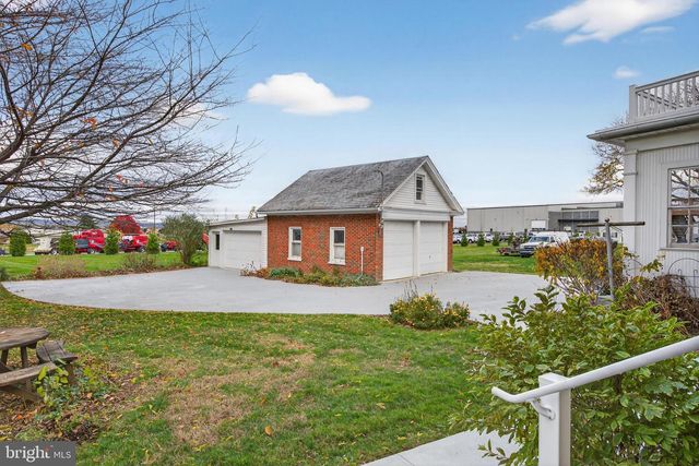 379 E MAIN ST, Leola, PA 17540