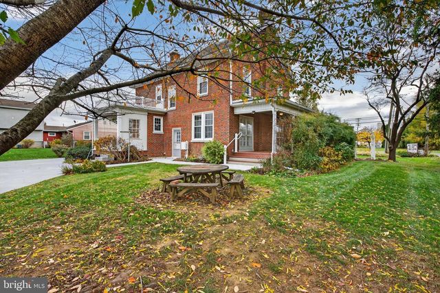 379 E MAIN ST, Leola, PA 17540