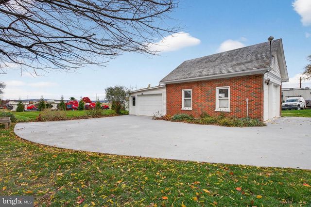 379 E MAIN ST, Leola, PA 17540