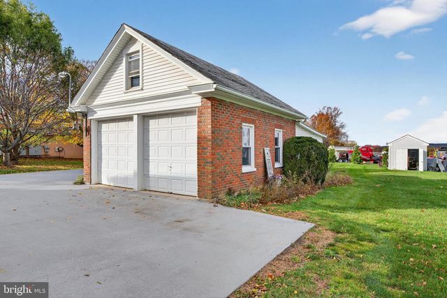 379 E MAIN ST, Leola, PA 17540