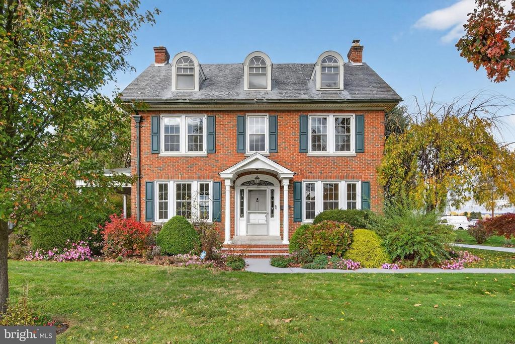 Image 1 of property listing at 379 E MAIN ST, Leola, PA 17540