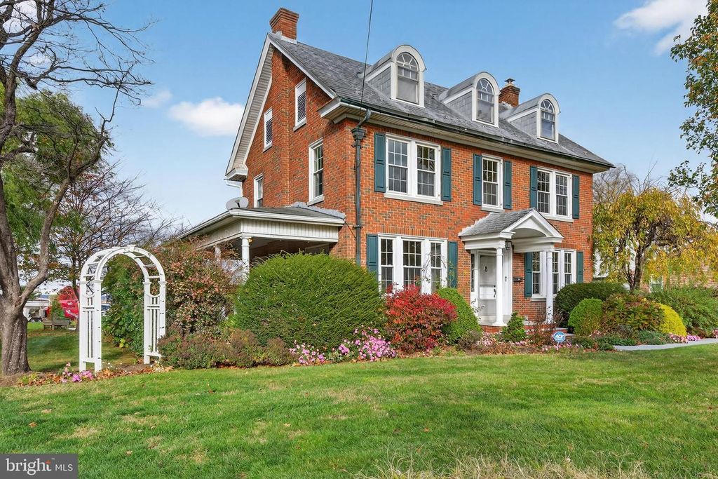 Image 2 of property listing at 379 E MAIN ST, Leola, PA 17540