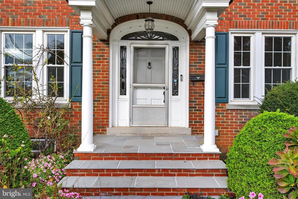 Image 4 of property listing at 379 E MAIN ST, Leola, PA 17540