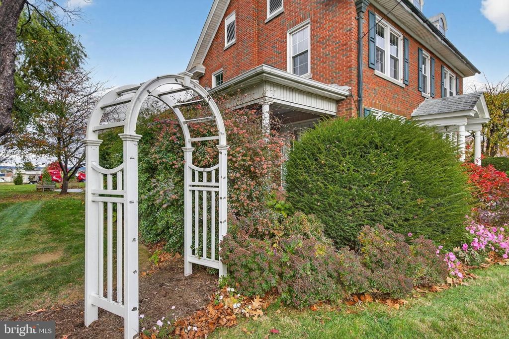 Image 5 of property listing at 379 E MAIN ST, Leola, PA 17540