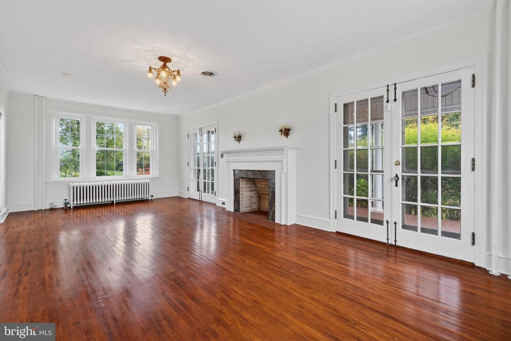 Image 9 of property listing at 379 E MAIN ST, Leola, PA 17540