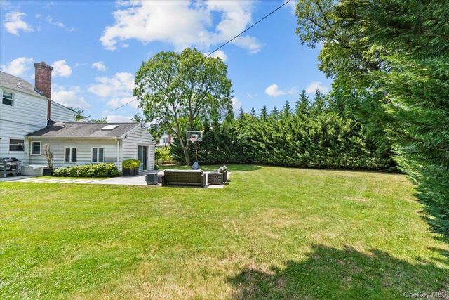 8 Park Circle, Great Neck, NY 11024