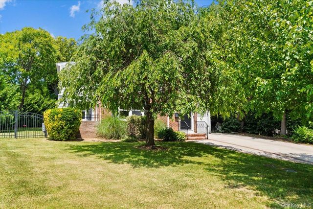 8 Park Circle, Great Neck, NY 11024