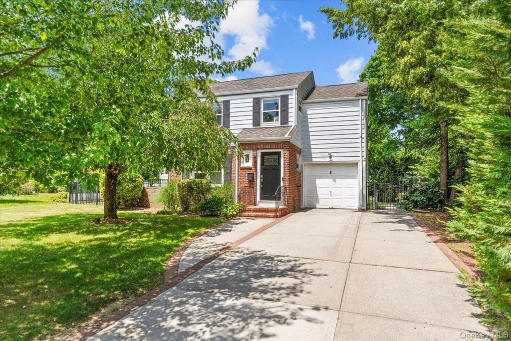 8 Park Circle, Great Neck, NY 11024