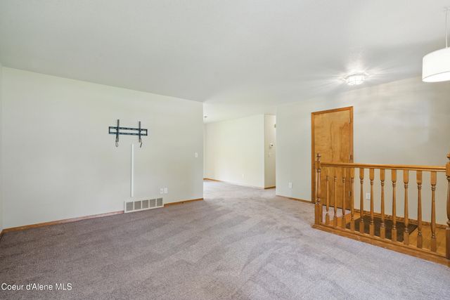 536 E Cloverleaf Dr, Hayden, ID 83835