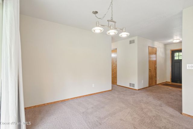 536 E Cloverleaf Dr, Hayden, ID 83835