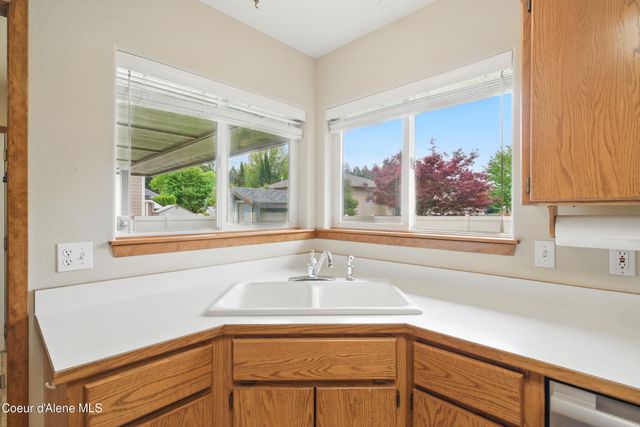 536 E Cloverleaf Dr, Hayden, ID 83835