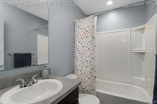 20330 Rambling Drive, Clinton Township, MI 48038