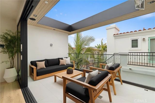 409 Crest Drive, Manhattan Beach, CA 90266
