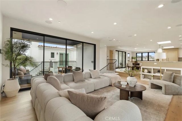 409 Crest Drive, Manhattan Beach, CA 90266