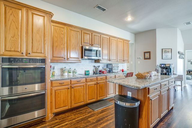 801 Creek Hollow Lane, Fort Worth, TX 76131