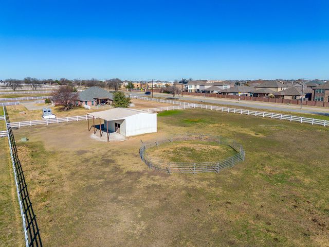 801 Creek Hollow Lane, Fort Worth, TX 76131