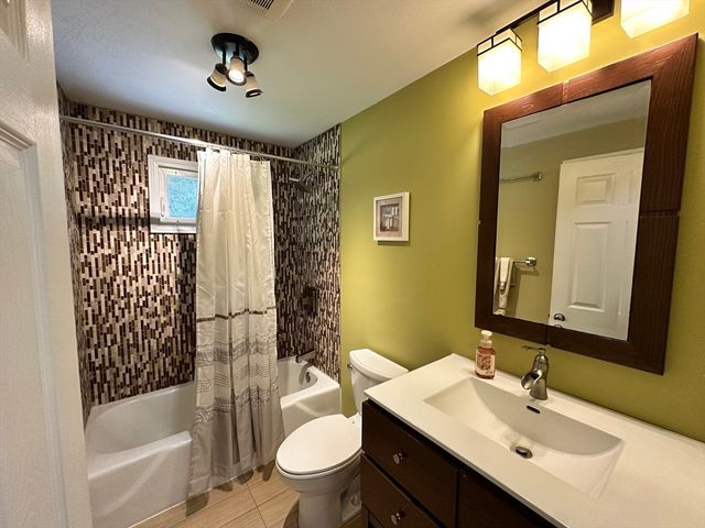 170 Treetop Ave, Springfield, MA 01118