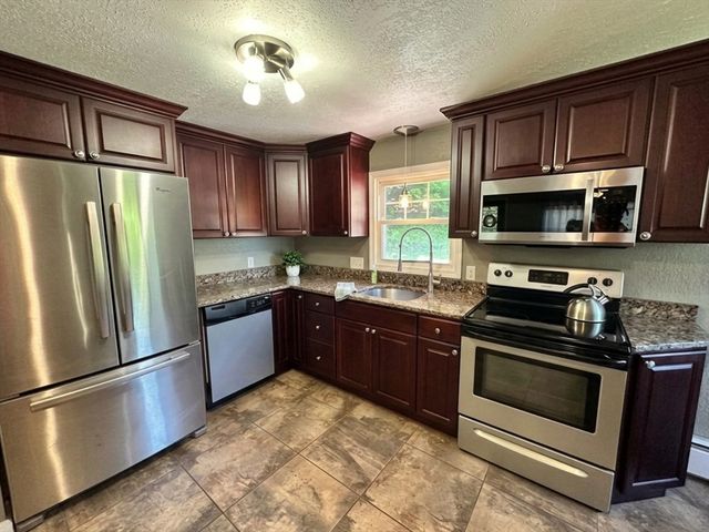 170 Treetop Ave, Springfield, MA 01118