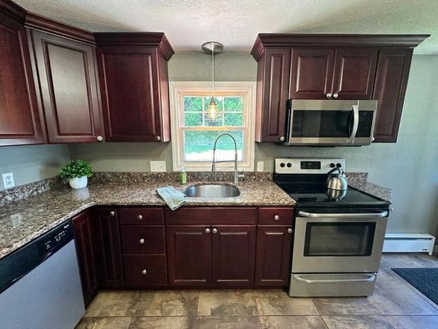 170 Treetop Ave, Springfield, MA 01118