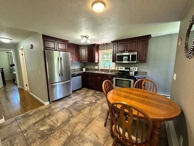 170 Treetop Ave, Springfield, MA 01118