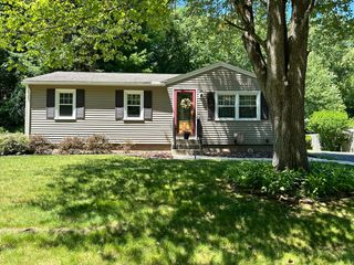170 Treetop Ave, Springfield, MA 01118