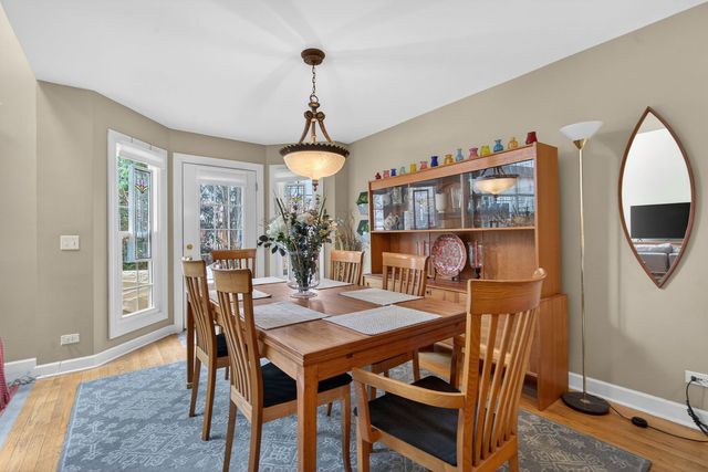 811 King Henry Lane, St. Charles, IL 60174