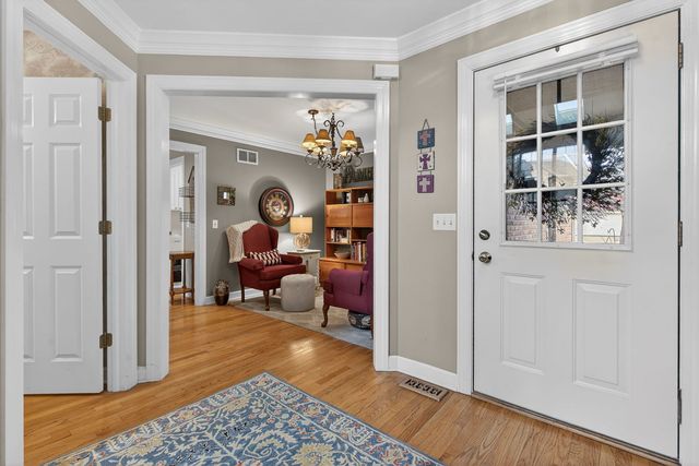 811 King Henry Lane, St. Charles, IL 60174