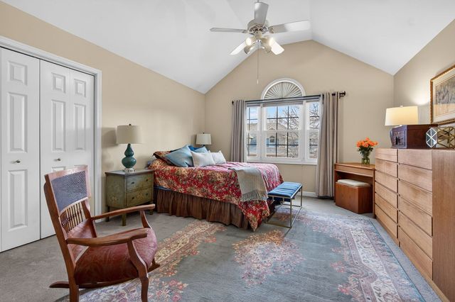 811 King Henry Lane, St. Charles, IL 60174