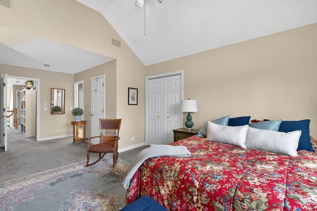 811 King Henry Lane, St. Charles, IL 60174