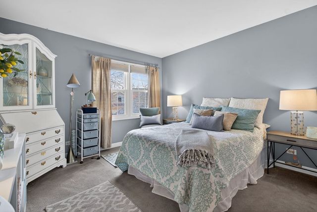 811 King Henry Lane, St. Charles, IL 60174