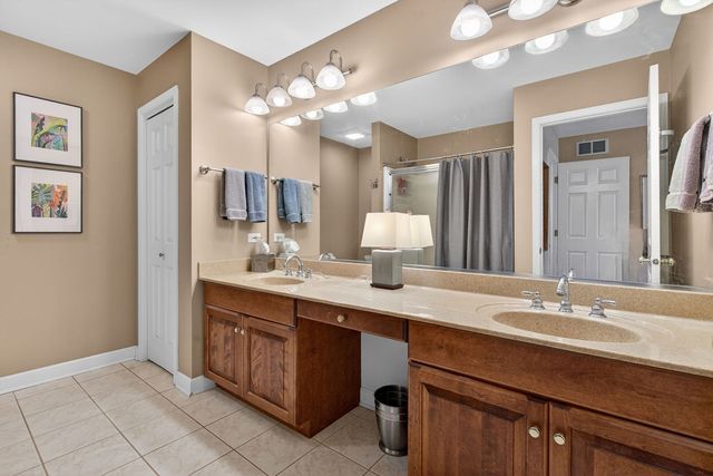 811 King Henry Lane, St. Charles, IL 60174