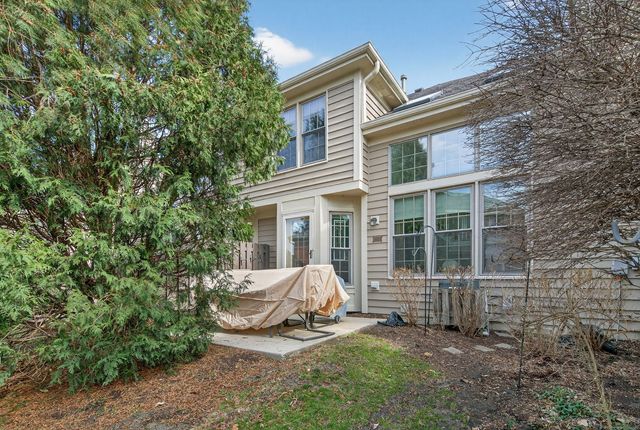 811 King Henry Lane, St. Charles, IL 60174