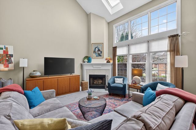 811 King Henry Lane, St. Charles, IL 60174