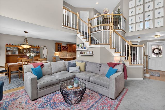 811 King Henry Lane, St. Charles, IL 60174