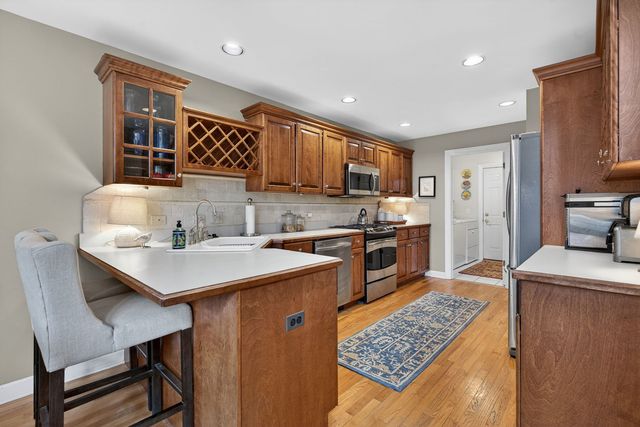 811 King Henry Lane, St. Charles, IL 60174