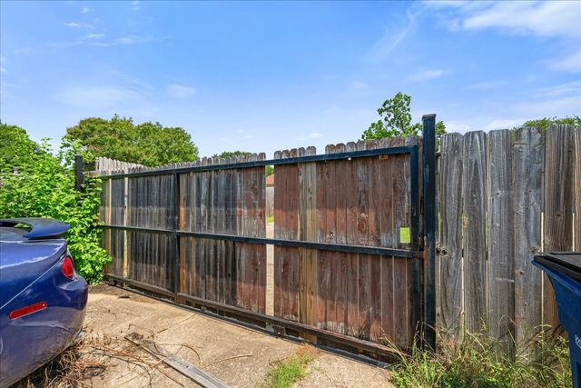 11623 Lochlynn Circle, Dallas, TX 75228
