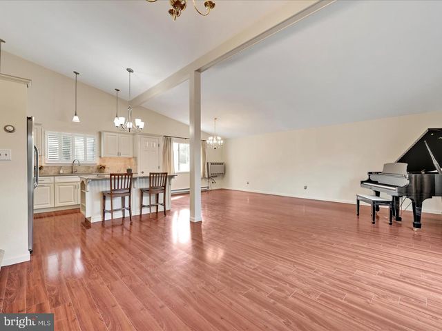 301 WARWICK DR, Wyomissing, PA 19610