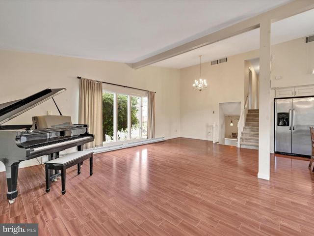 301 WARWICK DR, Wyomissing, PA 19610