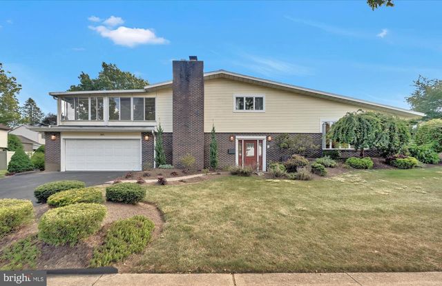 301 WARWICK DR, Wyomissing, PA 19610