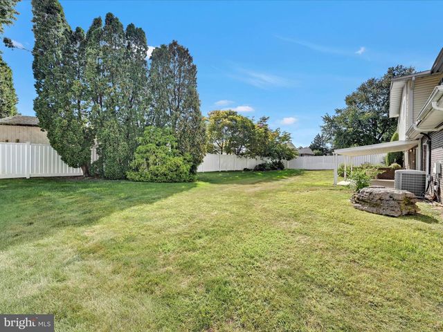 301 WARWICK DR, Wyomissing, PA 19610