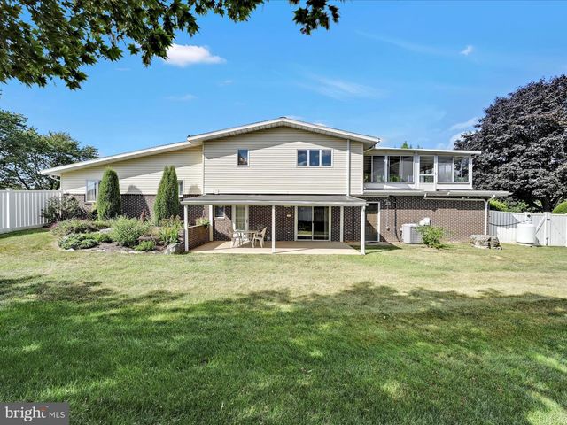 301 WARWICK DR, Wyomissing, PA 19610