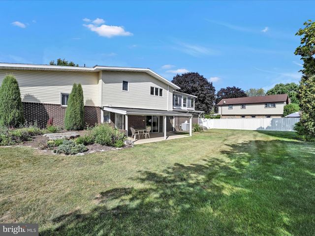 301 WARWICK DR, Wyomissing, PA 19610