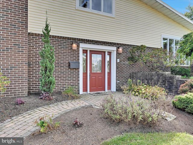 301 WARWICK DR, Wyomissing, PA 19610