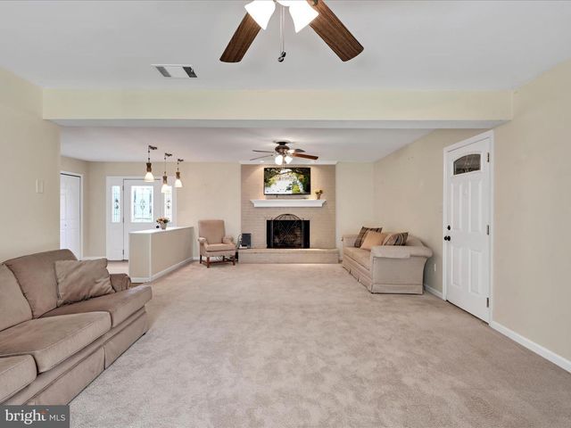 301 WARWICK DR, Wyomissing, PA 19610