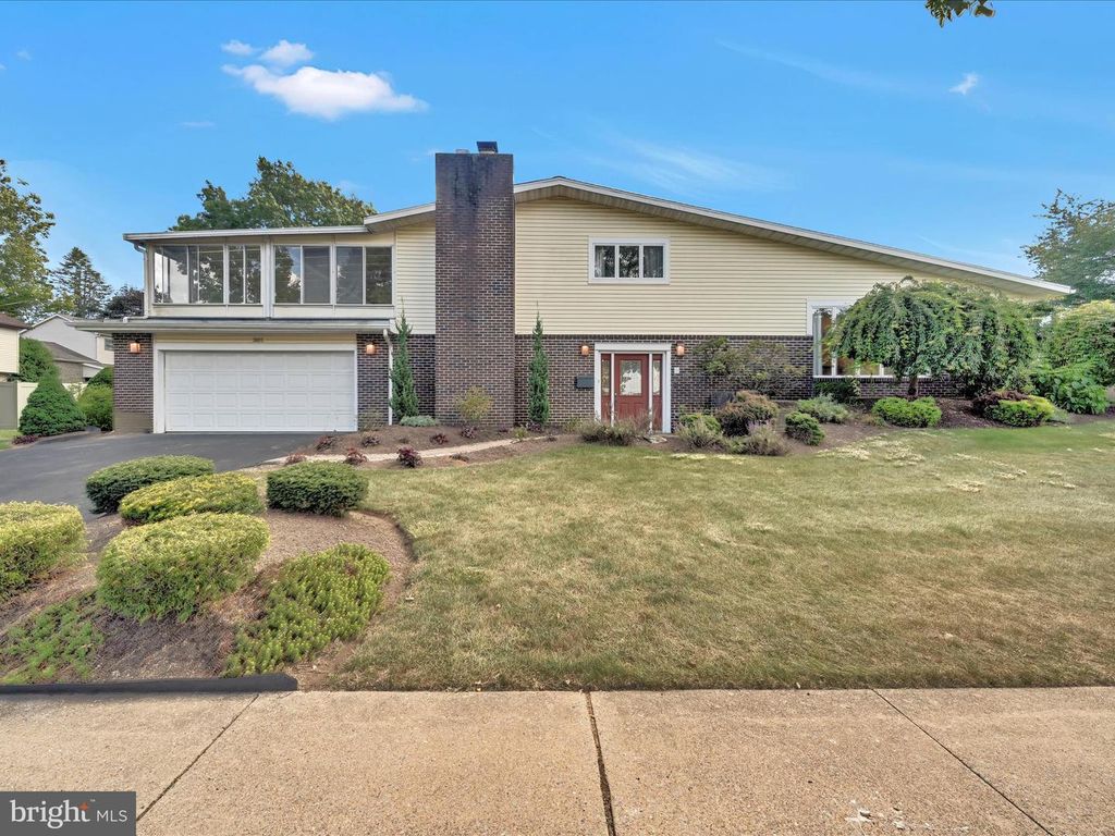 301 WARWICK DR, Wyomissing, PA 19610