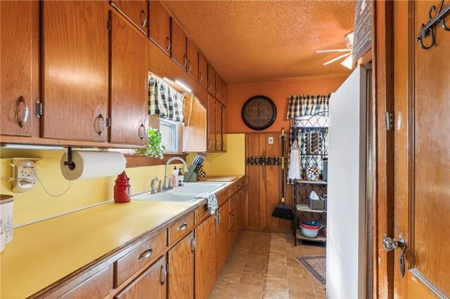 2322 S Glenwood Avenue, Independence, MO 64052