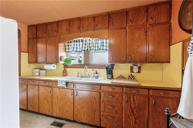 2322 S Glenwood Avenue, Independence, MO 64052